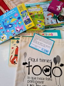 Bolsa regalo con libros y tarjeta