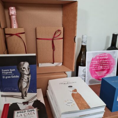 caja con varios libros y vinos